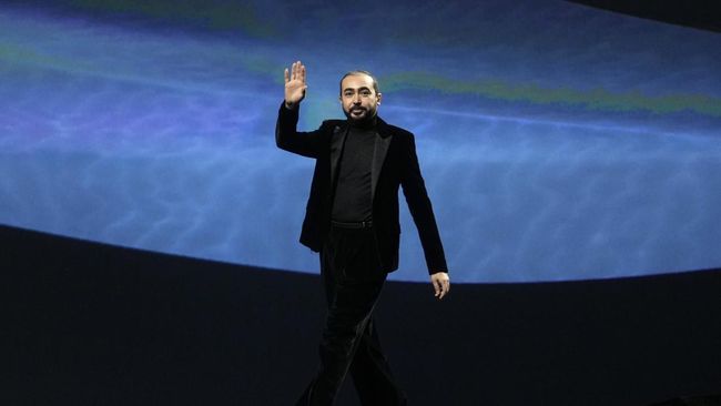 Desainer asal Arab Saudi Mohammed Ashi jadi couturier pertama dari negara Teluk yang bergabung dengan federasi mode Prancis.