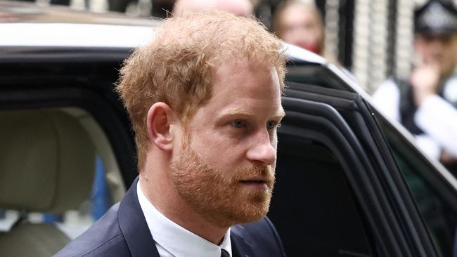 Harry disebut bakal melakukan kunjungan singkat ke Inggris, tapi ia tak menemui anggota keluarga kerajaan.