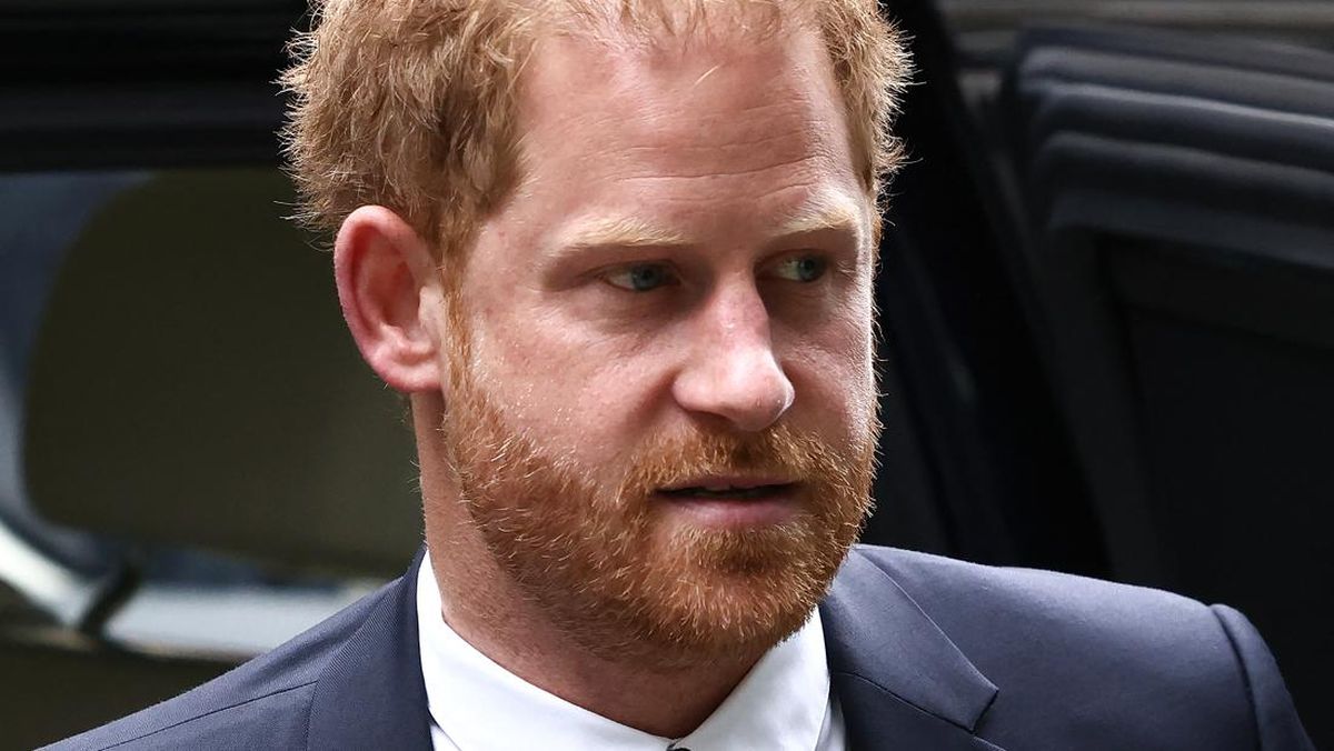 Pangeran Harry Disebut Tahu Bapaknya Masuk RS dari Berita di Media