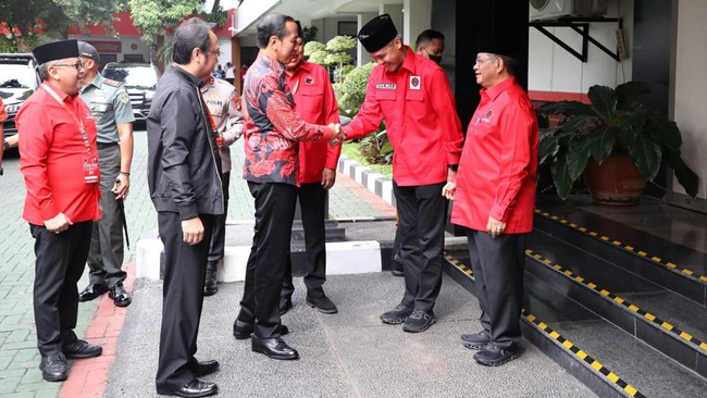 Sekjen PDIP Hasto Kristiyanto mengungkap Tim 7 yang beranggotakan akademisi hingga pakar humor untuk membantu pemenangan Ganjar Pranowo.