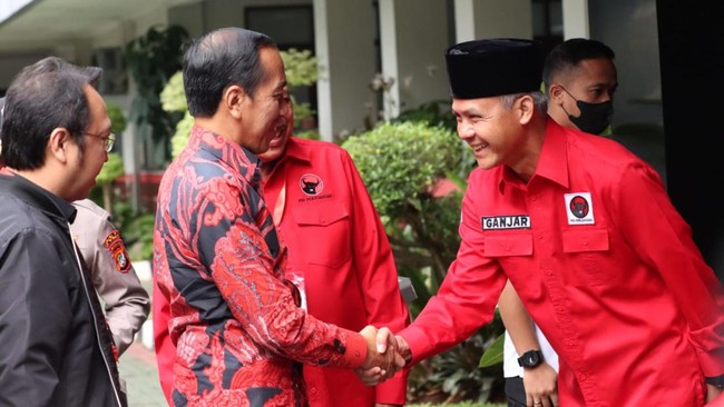 Survei SMRC menyebut mayoritas publik menilai Jokowi mendukung Ganjar Pranowo sebagai capres 2024.