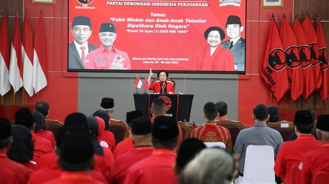 Megawati teringat hari ini tepat 10 tahun Taufiq Kiemas berpulang. Ia menangis saat menyampaikan pidato di hadapan para kader PDIP.