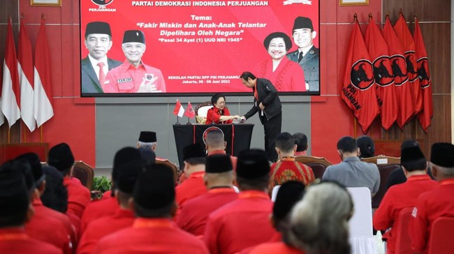 Ketum PDIP Megawati Soekarnoputri mengaku ada satu permintaannya yang tak kunjung-kunjung dikabulkan Presiden Jokowi yakni pensiun dari jabatan publik.