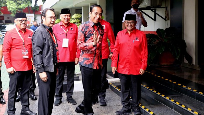 Sekjen Hasto mengatakan bantuan hukum PDIP menyiapkan opsi gugatan terhadap Rocky Gerung atas berbagai pernyataannya yang selama ini banyak didiamkan.