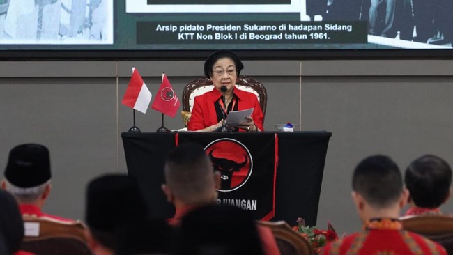 Mega meminta para kader menyiapkan detail urusan Pemilu 2024. Kader diminta siapkan saksi militan dan kenalkan Ganjar apa adanya.