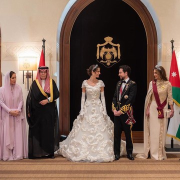 Elegan dan Klasik, Intip Beda Gaya Gaun Pengantin Putri Iman dan Rajwa Al Saif