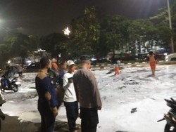Tergelincir gegara Tumpahan Oli, Pemotor di Matraman Tewas Terlindas Truk