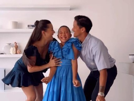 Uniknya 7 Potret Jennifer & Irfan Bachdim Rayakan Kelulusan Anak Pertama, Bikin Bangga