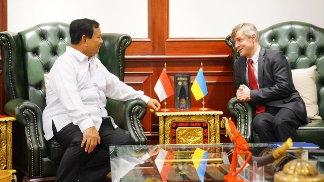 Menteri Pertahanan Indonesia Prabowo Subianto bertemu dengan Duta Besar Rusia dan Ukraina setelah kisruh proposal perdamaian yang dia ajukan akhir pekan lalu.