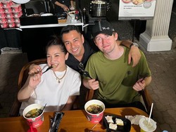 Keseruan Raffi Ahmad dan Nagita Ajak 5 Artis Dunia Ini Cicipi Jajanan