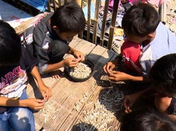 Bocah Pesisir di Kalibaru Bertahan Hidup dari Memungut Ikan Asin, Mari Bantu
