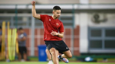 Heboh Sandy Walsh Jalan Pincang Jelang Debut Timnas Indonesia Netizen heboh melihat video Sandy Walsh berjalan pincang usai latihan Timnas Indonesia di Surabaya, Rabu (7/6).