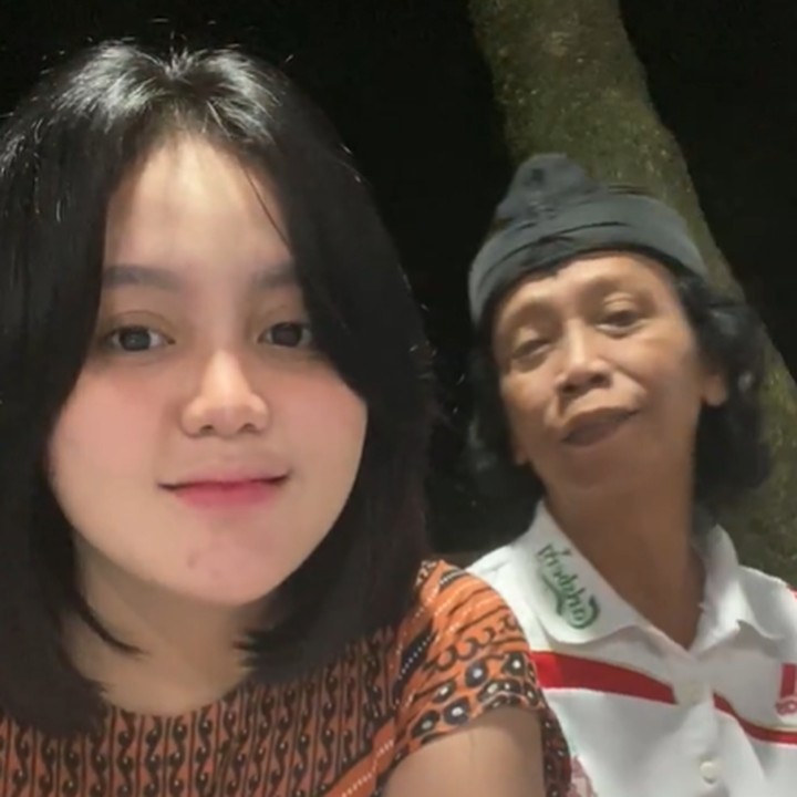 <p>Bunda tentu sudah tak asing dengan Mandra. Di balik popularitasnya sebagai komedian senior, ia merupakan Ayah untuk anak perempuan bernama Tia Septiana. (Foto: Instagram @mandra_ys)</p>
