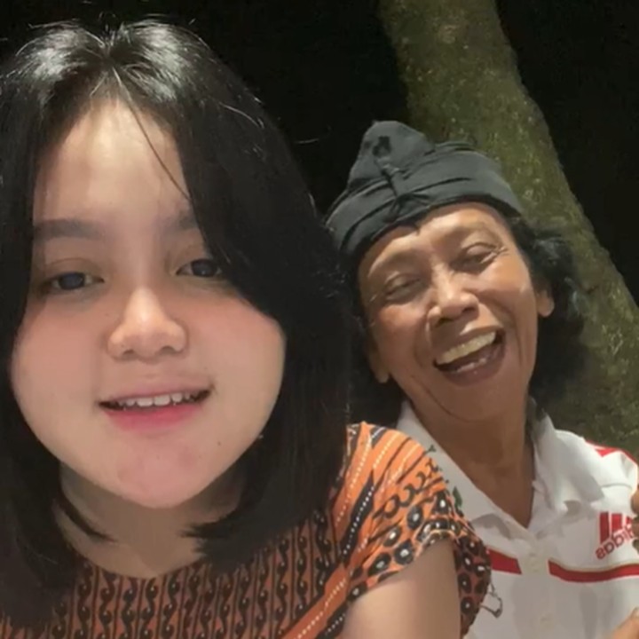 <p>Mandra beberapa kali mengunggah momen bersama putri cantiknya ke Instagram. Penampilan Tia sukses mencuri atensi netizen, nih. "Anak bng Mandra cantik...." puji akun @arifpramono_****. "Masya Allah gemez bgt anaknya Bang aji," kata @zeinze**** Foto: Instagram @mandra_ys)</p>