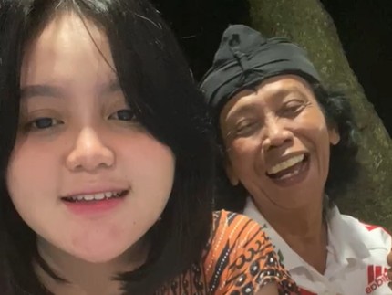 Komedian Mandra Punya Putri Cantik dan Stylish, Intip Potretnya di Sini