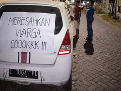Viral Mobil di Gresik 3 Bulan Parkir Sembarangan Ditempeli Poster oleh Warga