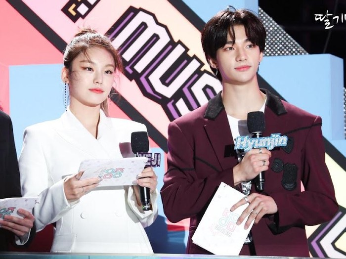 Sama-sama berada di naungan agensi JYP Entertainment, Hyunjin STRAY KIDS dan Yeji ITZY sering dikira fans sebagai kakak adik karena kemiripannya. Mereka juga pernah jadi MC bersama, Beauties./ Foto: koreaboo.com