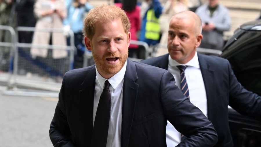 LONDON, ENGLAND - JUNE 06: Prince Harry, Duke of Sussex, arrives to give evidence at the Mirror Group Phone hacking trial at the Rolls Building at High Court on June 06, 2023 in London, England. Prince Harry is one of several claimants in a lawsuit against Mirror Group Newspapers related to allegations of unlawful information gathering in previous decades. (Photo by Karwai Tang/WireImage)