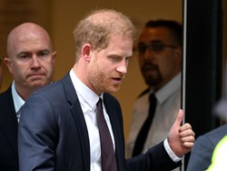 Pangeran Harry Pulang ke Inggris tanpa Meghan Markle