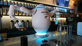 FOTO: Intip Cara Kerja ADAM, Robot AI Peracik Kopi dan Koktail