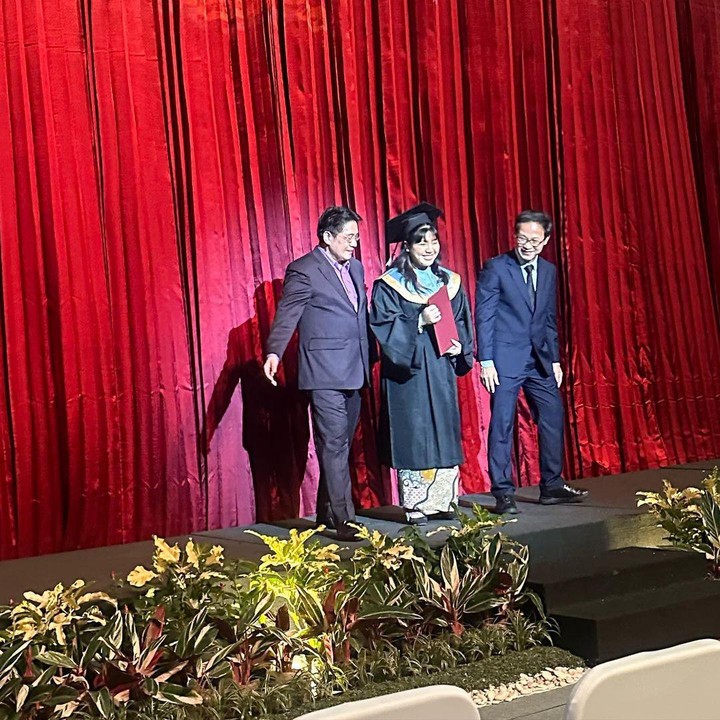 <p>Amalia Putri merupakan anak sulung dari lima bersaudara. Dalam momen kelulusan ini, Ussy dan Andika Pramata terlihat begitu bahagia melihat sang putri, Bunda. (Instagram @ussypratama)<br /><br /><br /></p>