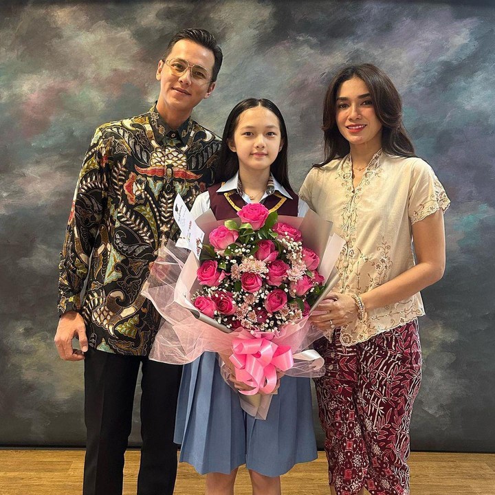<p>Pada Elea, Ussy juga meninggalkan pesan manis dan hangat. Ussy juga menyebut sangat bangga pada sang putri yang akan menjadi siswi SMP. "Dear shakeela eleanor ameera.. bangga.. seneng.. sekaligus haruu... si anak unyil ini udah lulus PYP ... dan bersiap jadi anak MYP.. aduh bocah unyu mama papaaa sehat terus ya nak.. bahagia terus.. terus jadi murid yg baik.. happy graduation nak," ujarnya. (Instagram @ussypratama)<br /><br /><br /></p>