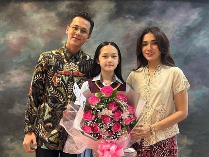 7 Potret Kelulusan 2 Anak Ussy Sulistiawaty dan Andhika Pratama