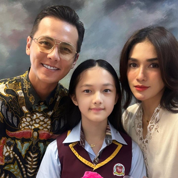 <p>Selain Amalia, Ussy dan Andhika juga hadir di kelulusan anak pertama dalam pernikahan mereka, Shakeela Eleanor Ameera. Gadis yang akrab disapa Elea ini baru saja lulus lulus PYP (<em>Primary Years Programme</em>). (Instagram @ussypratama)<br /><br /><br /></p>