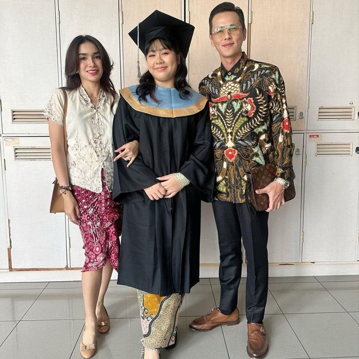 <p>Tak lupa, Ussy juga memberikan ucapan pada sang putri. Dalam caption, Ussy menyebut Amalia sudah berusaha begitu keras demi menyelesaikan pendidikan tingkat atas. "<em>Happy graduation</em> kaakk.. <em>alhamdulillah..</em> akhirnya mama papa bisa slalu dampingin kaka sampai kk lulus sekolah tahun ini.. mama tau smua ini ga mudah.. kaka sangat super kerja keras belajar biar bisa lulus skolah sesuai cita2 kk," ujarnya. (Instagram @ussypratama)<br /><br /><br /></p>