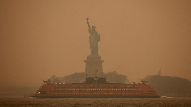 Ratusan penerbangan di sejumlah bandara New York terpaksa ditunda imbas asap kebakaran Kanada menghalangi jarak pandang.