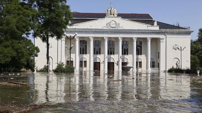 Bendungan raksasa Nova Kakhovka yang meledak dan hancur di Ukraina menyebabkan banjir bandang hingga tujuh orang hilang.