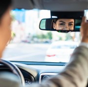 Sering Merasa Tak Percaya Diri Saat Becermin di Kaca Spion? Ternyata Ini Penyebabnya