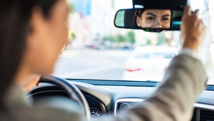 Sering Merasa Tak Percaya Diri Saat Becermin di Kaca Spion? Ternyata Ini Penyebabnya