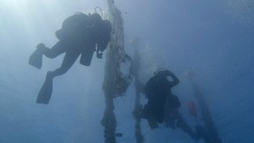 FOTO: Bersih-bersih 'Jaring Hantu' di Laut Santorini