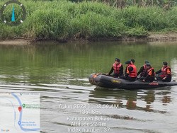 Brimob Evakuasi Maling Tewas Usai Nyebur ke Sungai Citarum Bekasi
