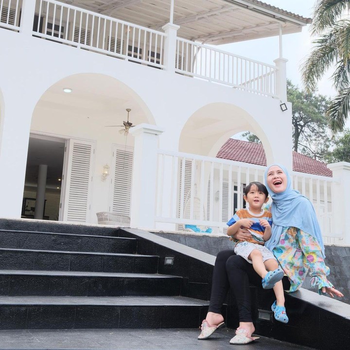 <p>Dalam salah satu foto yang dibagikannya, Dea terlihat tersenyum semringah sambil memangku sang putra, Davian yang sebentar lagi akan menjadi abang. (Sumber: Instagram @ryana_dea)</p>