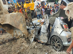 Ngerinya Kecelakaan Maut Mobil Tertimpa Truk di Ngaliyan Semarang