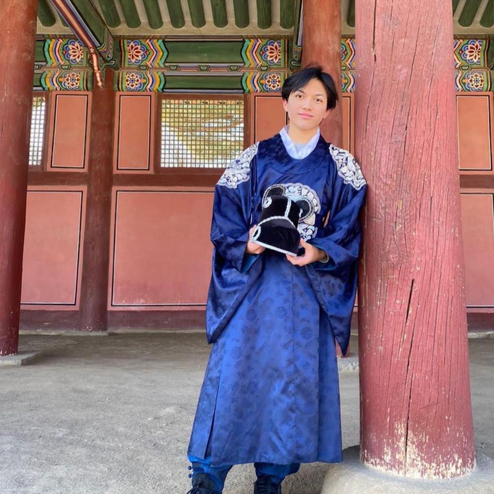<p>Saat berlibur ke Korea, Ezzar pernah tampil mengenakan busana tradisional <em>hanbok.</em> Sudah mirip Cha Eun Woo, belum? (Foto: Instagram @sahrulgunawanofficial @indrieofficial)</p>