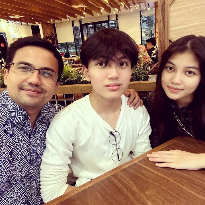 <p>Ternyata bukan hanya Ezzar saja yang mencuri perhatian publik, tetapi adik-adiknya juga, ya, Bunda. "Masya Alloh cantik dan ganteng anak2 nya a syahrul," tulis akun <em>@inayah**.</em> (Foto: Instagram @sahrulgunawanofficial @indrieofficial)</p>