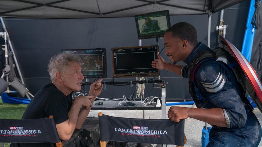 Harrison Ford dan Anthony Mackie di set film Captain America: Brave New World