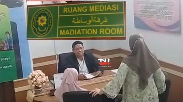 img-title Dampingi Sang Putri di Sidang Mediasi, Ibunda Inara Rusli Usap Pundak Virgoun