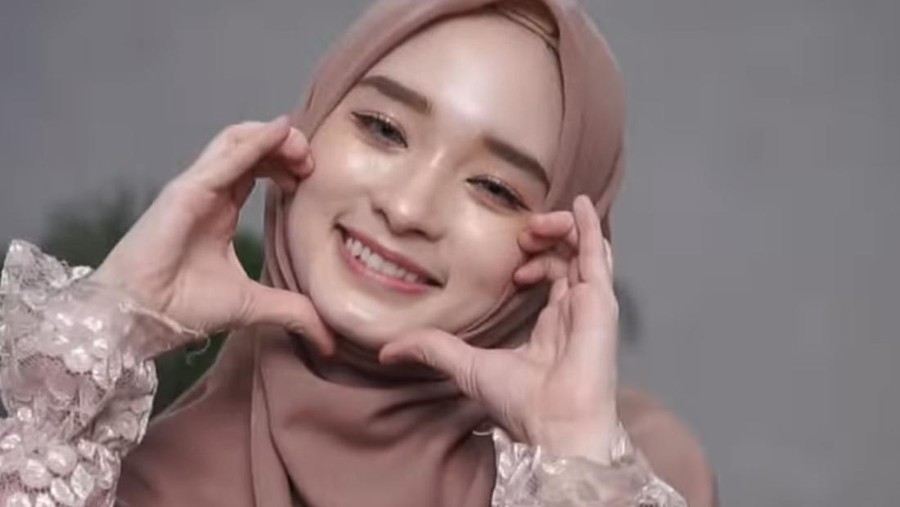 Inara Rusli membuat video tutorial hijab syar’i yang simpel bisa kamu coba di rumah.
