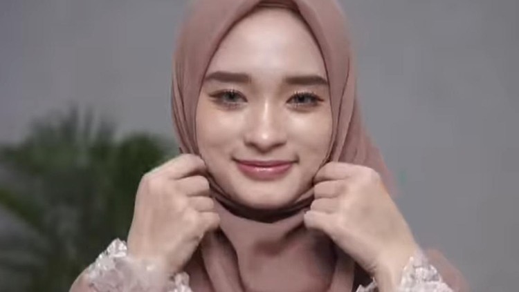Inara Rusli membuat video tutorial hijab syar’i yang simpel bisa kamu coba di rumah.