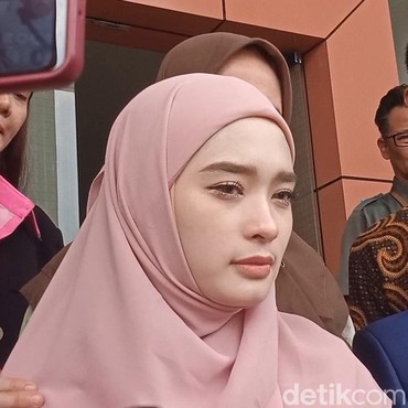 Terpopuler: Isu Mutia Ayu Kembali Islam vs Inara Respons Sindiran Kakak Virgoun