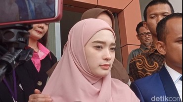img-title Dianggap Penghalang Virgoun Loyal ke Ibunda, Inara Rusli: Wallahualam