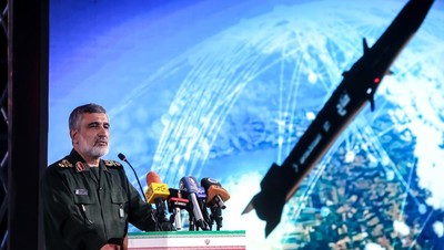 Iran disebut ingin unjuk kekuatan di tengah meningkatnya kehadiran militer Amerika Serikat di wilayah tersebut setelah Israel mulai membombardir Gaza.