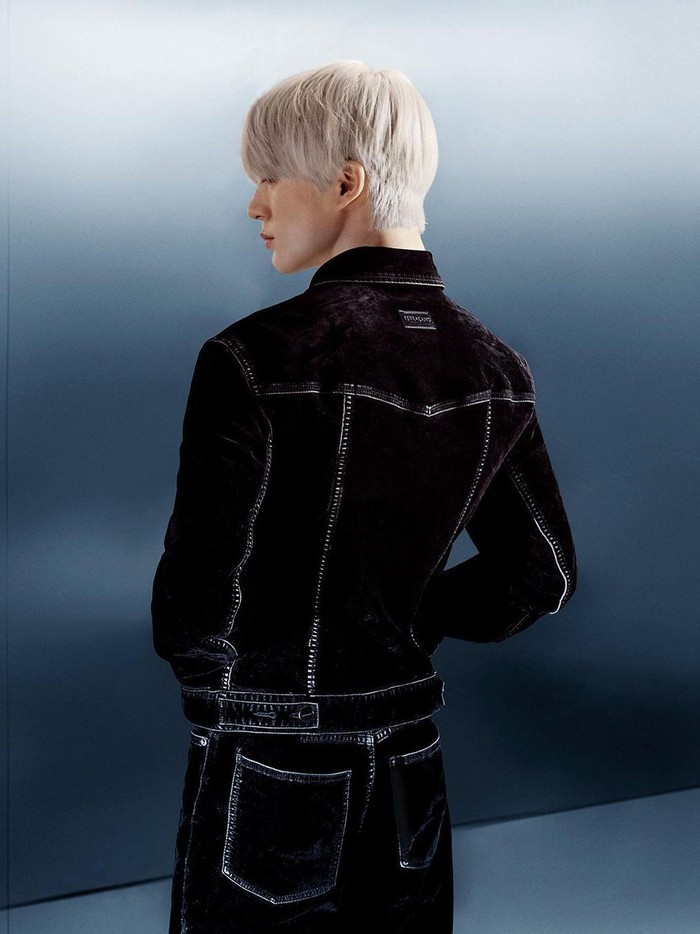 Outfit-nya pun beragam mulai dari denim, velvet, checkered prints, dan masih banyak lagi./ Foto: instagram.com/ferragamo