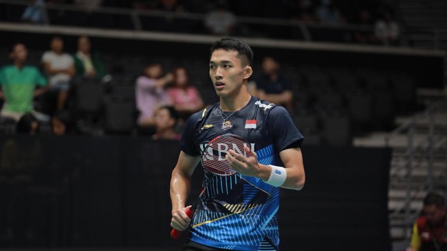 Jonatan Christie melihat Cheam June Wei frustrasi dalam laga babak pertama Japan Open 2023 di Yoyogi Gymnasium, Rabu (26/7) siang.