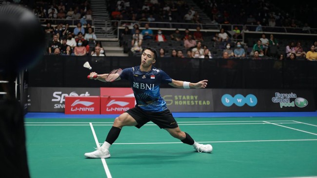 Jonatan Christie berhasil lolos ke perempat final Indonesia Open 2023 usai mengalahkan Toma Junior Popov lewat permainan tiga gim.
