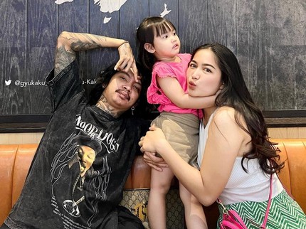 Curhat Paniknya Istri Young Lex saat Hidung Anak Kemasukkan Sepatu Barbie